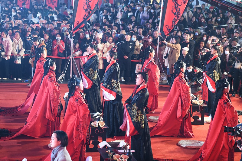 A group of 29 couples dressed in Han-style costume participate in a group wedding ceremony in Changsha City, Hunan Province, December 2, 2023. /CFP