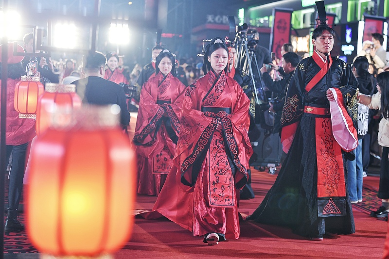 A group of 29 couples dressed in Han-style costume participate in a group wedding ceremony in Changsha City, Hunan Province, December 2, 2023. /CFP