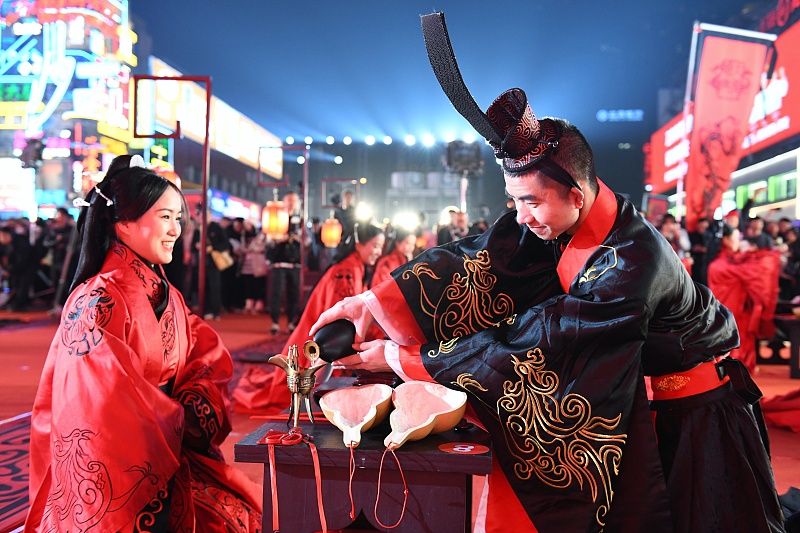 A group of 29 couples dressed in Han-style costume participate in a group wedding ceremony in Changsha City, Hunan Province, December 2, 2023. /CFP