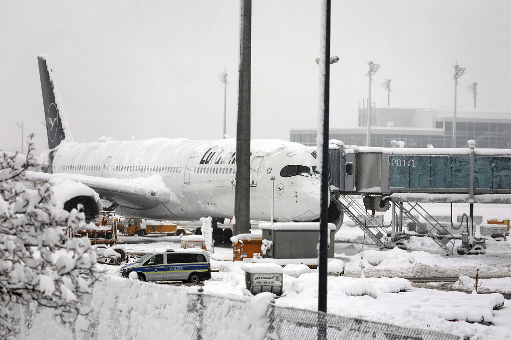 A Lufthansa aircraft stands at the snow-covered airport. The closure of flight operations at Munich Airport has been extended until 6 a.m., Bavaria, Munich, Germany, December 3, 2023. /CFP