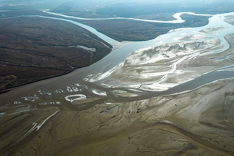 An aerial photo shows water forming patterns along a riverbed on a section of the Yellow River in Yuncheng City, Shanxi Province, December 2, 2023. /CFP