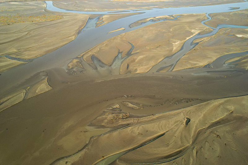 An aerial photo shows water forming patterns along a riverbed on a section of the Yellow River in Yuncheng City, Shanxi Province, December 2, 2023. /CFP