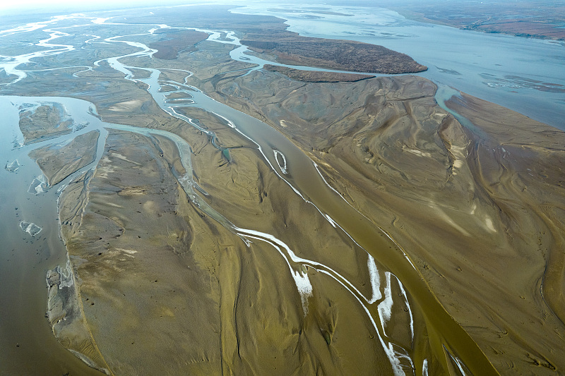 An aerial photo shows water forming patterns along a riverbed on a section of the Yellow River in Yuncheng City, Shanxi Province, December 2, 2023. /CFP