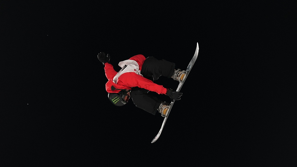 Su Yiming in action during the FIS World Cup snowboard men's big air final in Beijing, China, December 2, 2023. /CFP