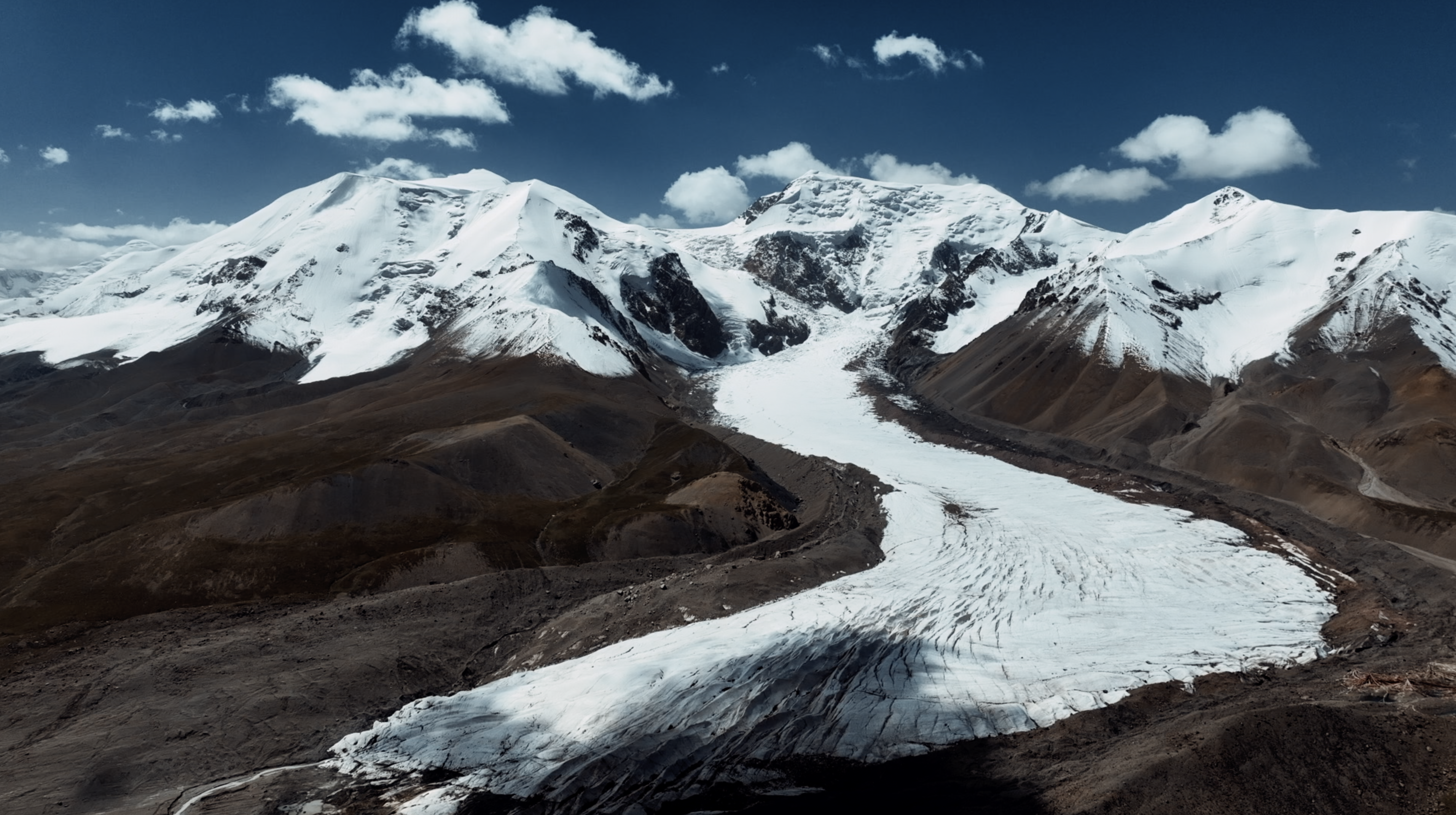 Bird's eye view of Sanjiangyuan: The Amne Machin snow mountain