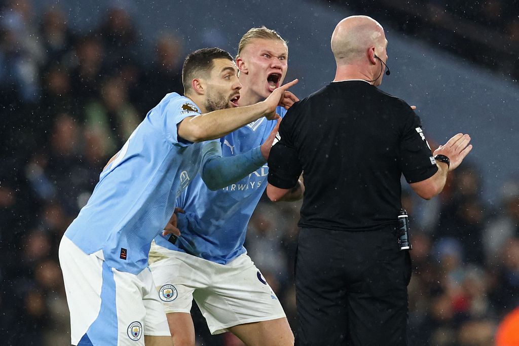 Manchester City's Mateo Kovacic (L) and Erling Haaland (C) appeal to referee Simon Hooper during the Premier League match between Manchester City and Tottenham Hotspur at the Etihad Stadium in Manchester, England, December 3, 2023. /CFP