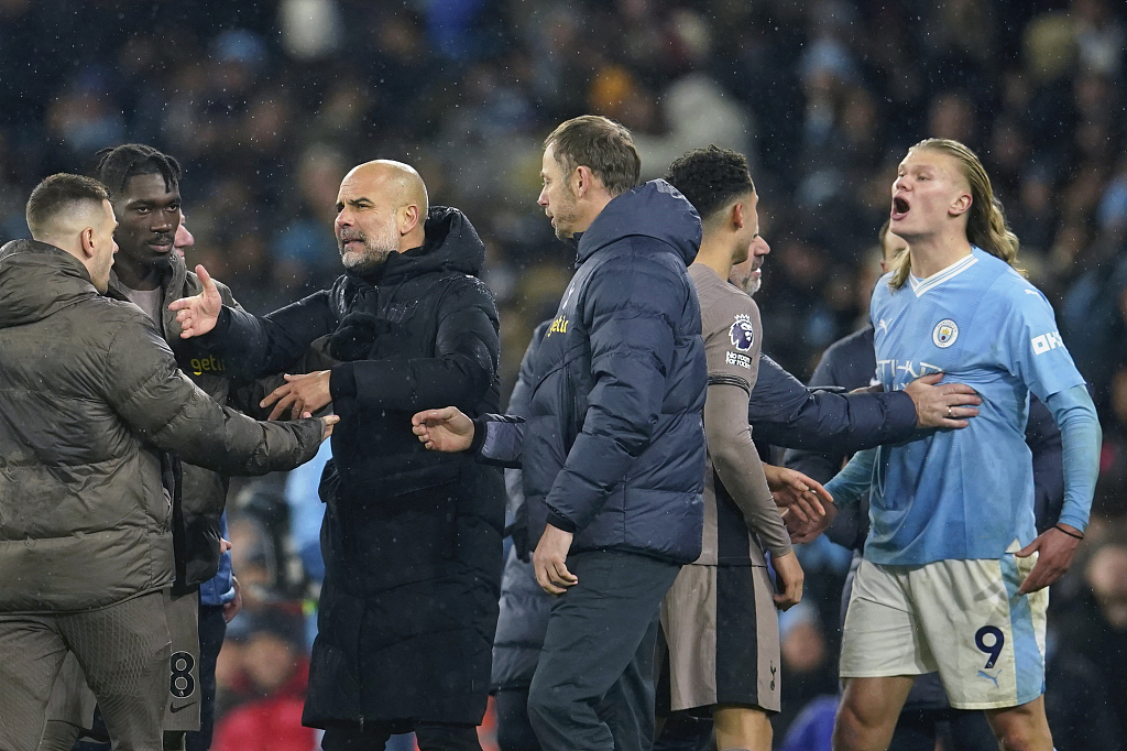 Manchester City's manager Pep Guardiola (in black) speaks with Tottenham team staff while Erling Haaland (R) argues with Tottenham players, at the end of their Premier League match at the Etihad Stadium in Manchester, England, December 3, 2023. /CFP