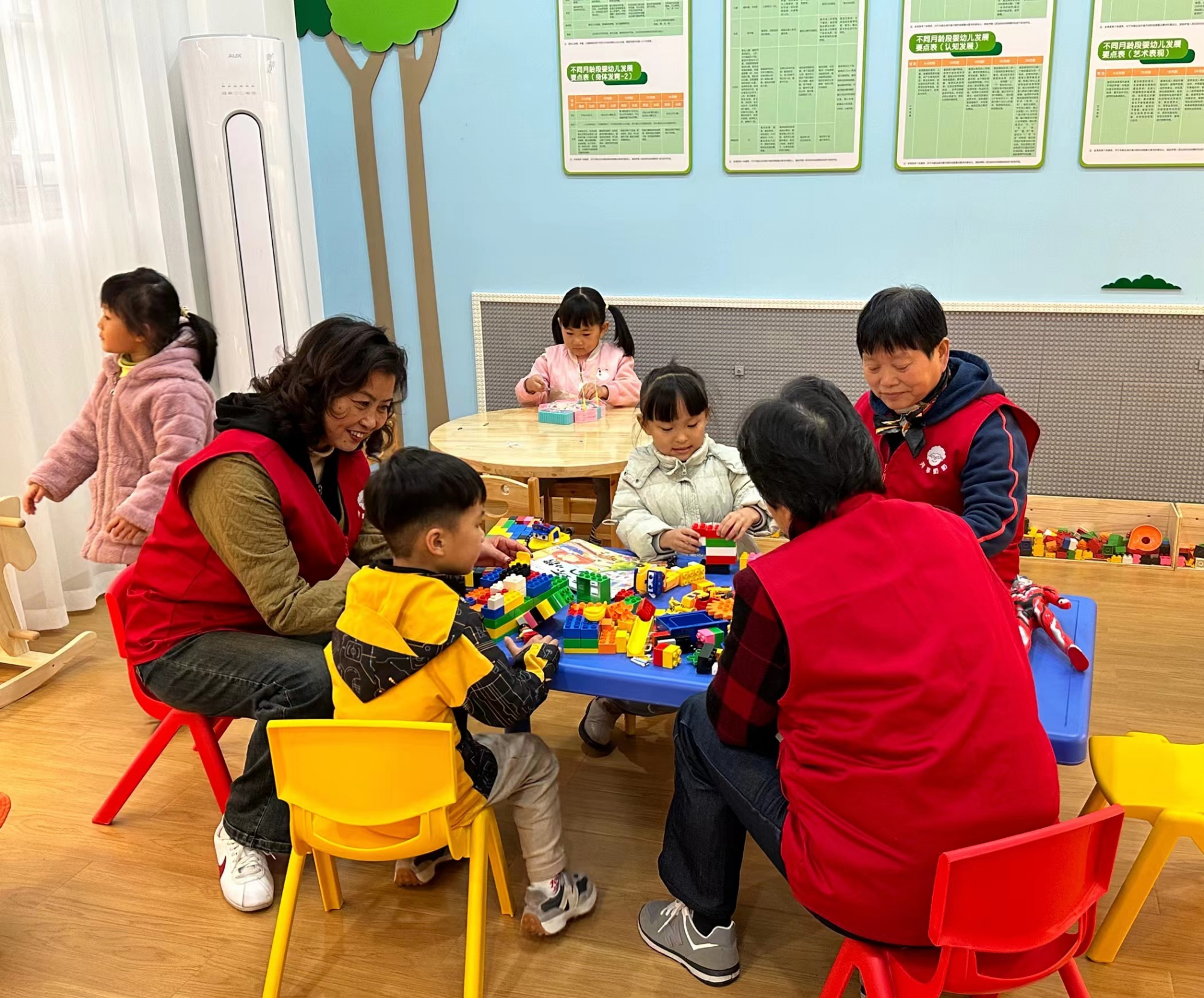 Elderly volunteers and children in the child-friendly space at Qingquan Community, Ningbo City, east China's Zhejiang Province, November, 2023. /Courtesy of Qingquan Community