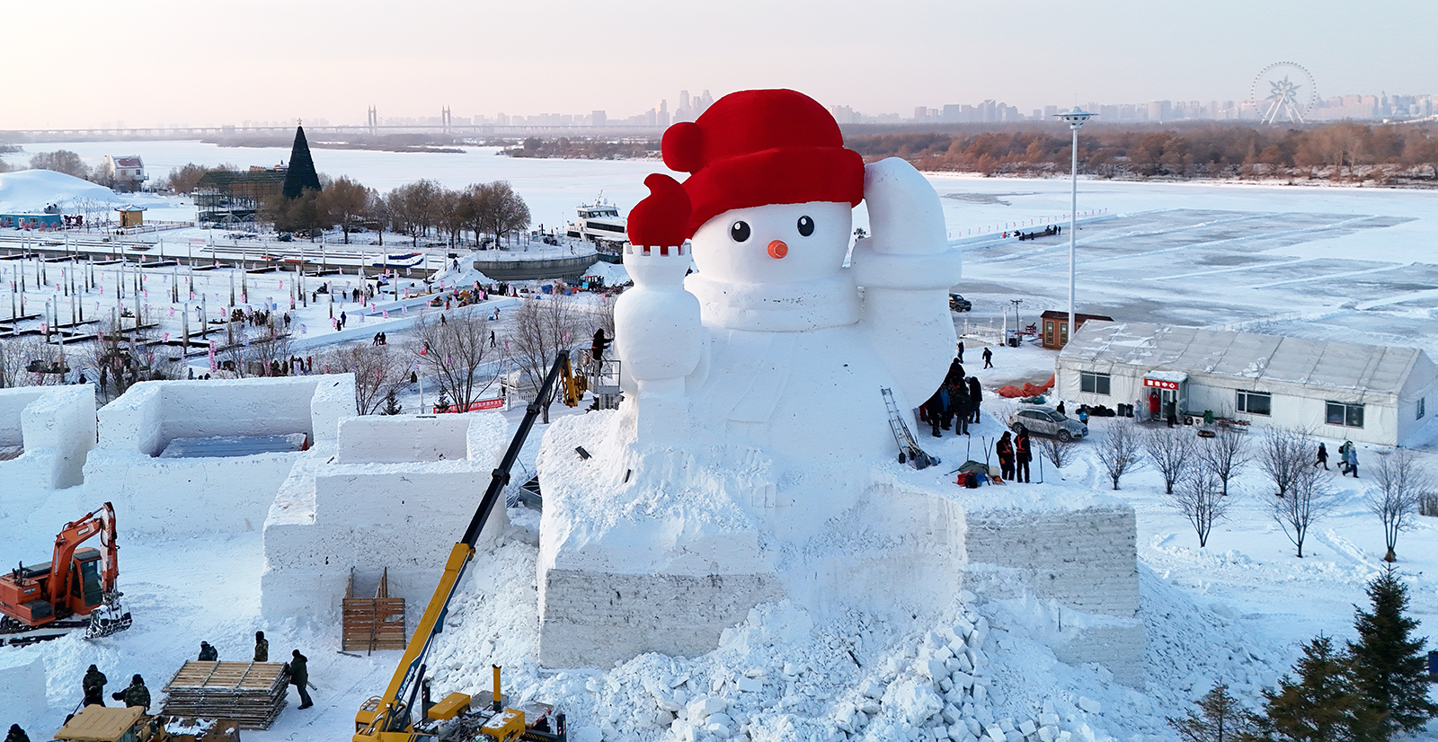 Harbin's 20-meter snowman captivates tourists and locals 