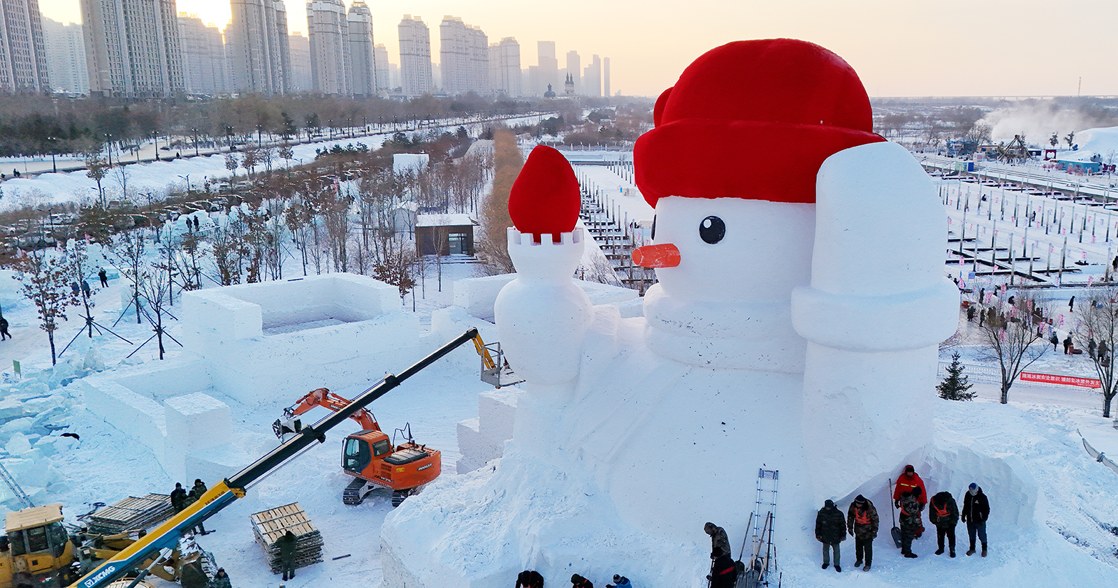 The construction of a giant snowman on the banks of the Songhua River nears completion in Harbin, Heilongjiang Province on December 3, 2023. /IC