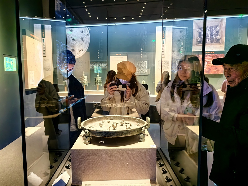 People visit an exhibition about the Jin Kingdom at the Changsha Museum in Changsha City, Hunan Province, December 1, 2023. /CFP