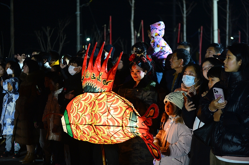 A fish-shaped lantern dance show is held during a torch festival in Qingdao City, Shandong Province, December 2, 2023. /CFP