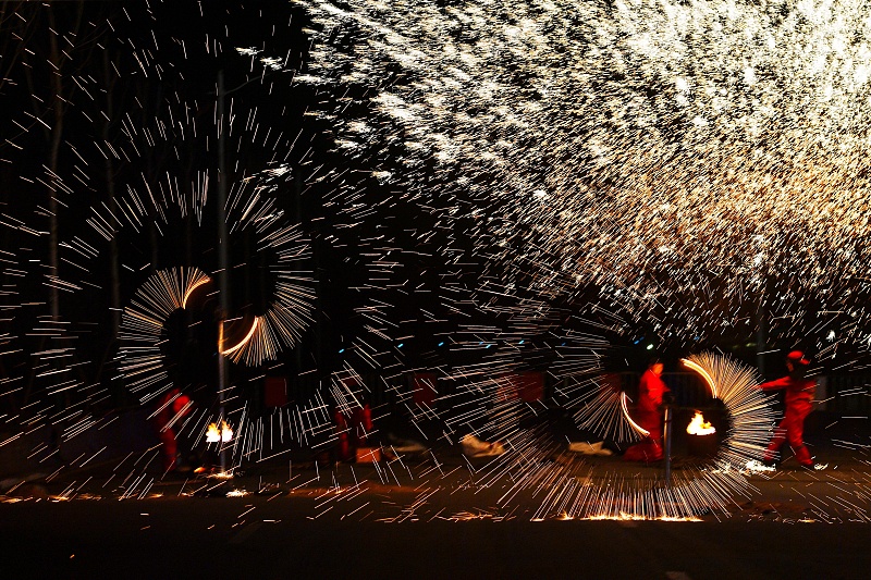 Artists perform a molten-iron throwing show during a torch festival in Qingdao City, Shandong Province, December 2, 2023. /CFP