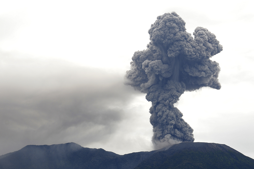 Mount Marapi spews volcanic ash as high as 3,000 meters into the air. /CFP