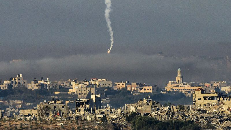 A flare fired by Israeli troops as smoke from strikes lingers over the Palestinian enclave amid continuing battles between Israel and the militant group Hamas, Israel, December 3, 2023. /CFP