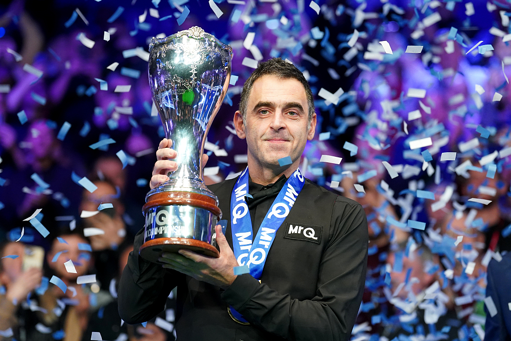 Ronnie O'Sullivan celebrates with the trophy after winning the final against Ding Junhui at the Snooker UK Championship at York Barbican, in York, England, December 3, 2023. /CFP