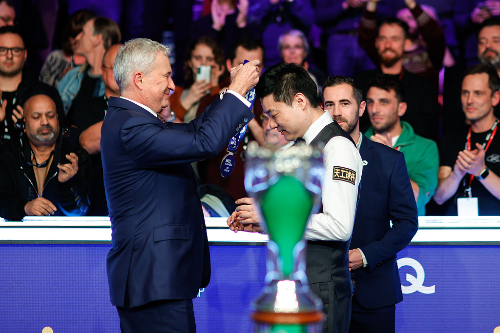 China's Ding Junhui (R) receives the medal after the final of the Snooker UK Championship at York Barbican, in York, England, December 3, 2023. /CFP