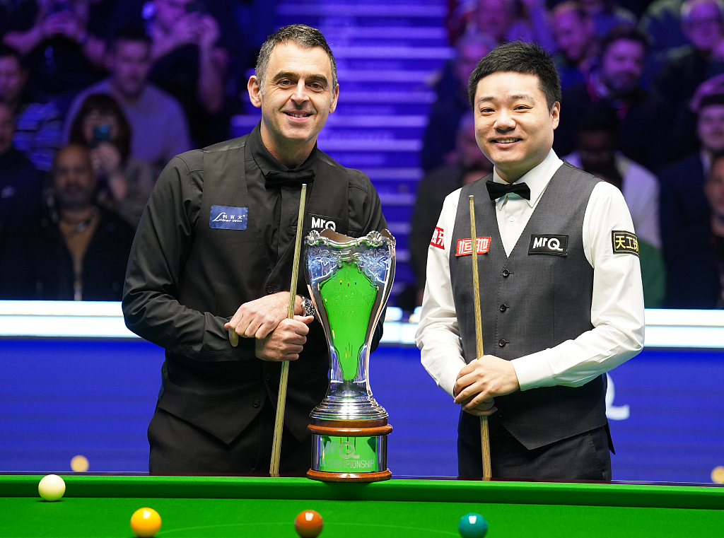 Ronnie O'Sullivan and Ding Junhui before the start of the final of the Snooker UK Championship at York Barbican, in York, England, December 3, 2023. /CFP
