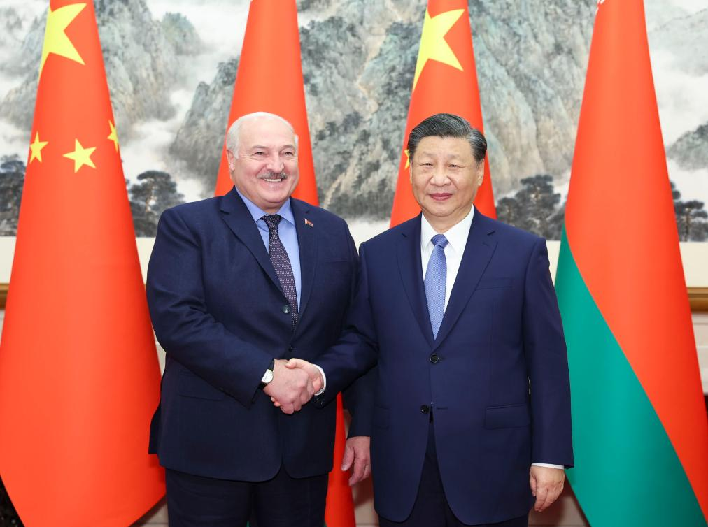 Chinese President Xi Jinping (R) meets with Belarusian President Alexander Lukashenko in Beijing, capital of China, December 4, 2023. /Xinhua