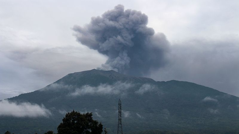 Volcanic ash spews from Mount Marapi during an eruption as seen from Batu Palano village in Agam, December 4, 2023. /CFP