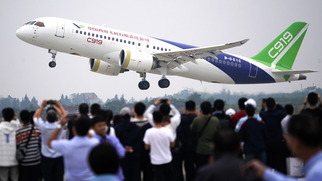 People watch the C919 jetliner at an airshow in Nanchang City, east China's Jiangxi Province, October 27, 2023. /CFP