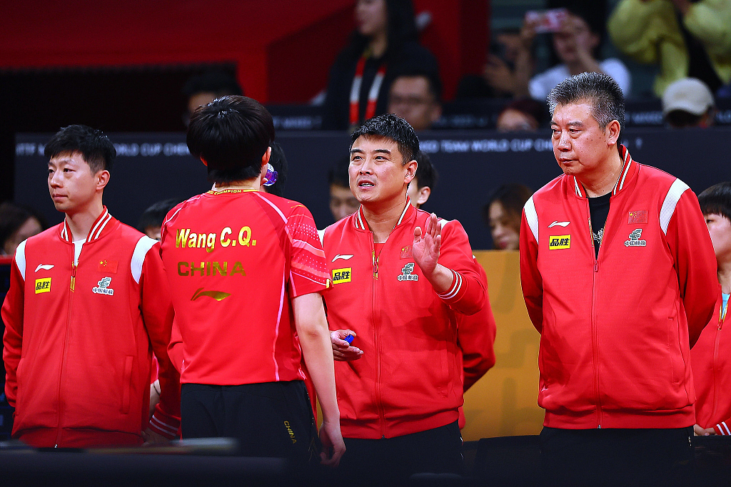 China coach Wang Hao (C) during the opening day of the ITTF Mixed Team World Cup in Chengdu, China, December 4, 2023. /CFP