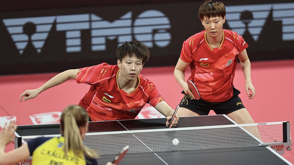 China's Lin Gaoyuan/Wang Manyu during the opening day of the ITTF Mixed Team World Cup in Chengdu, China, December 4, 2023. /CFP
