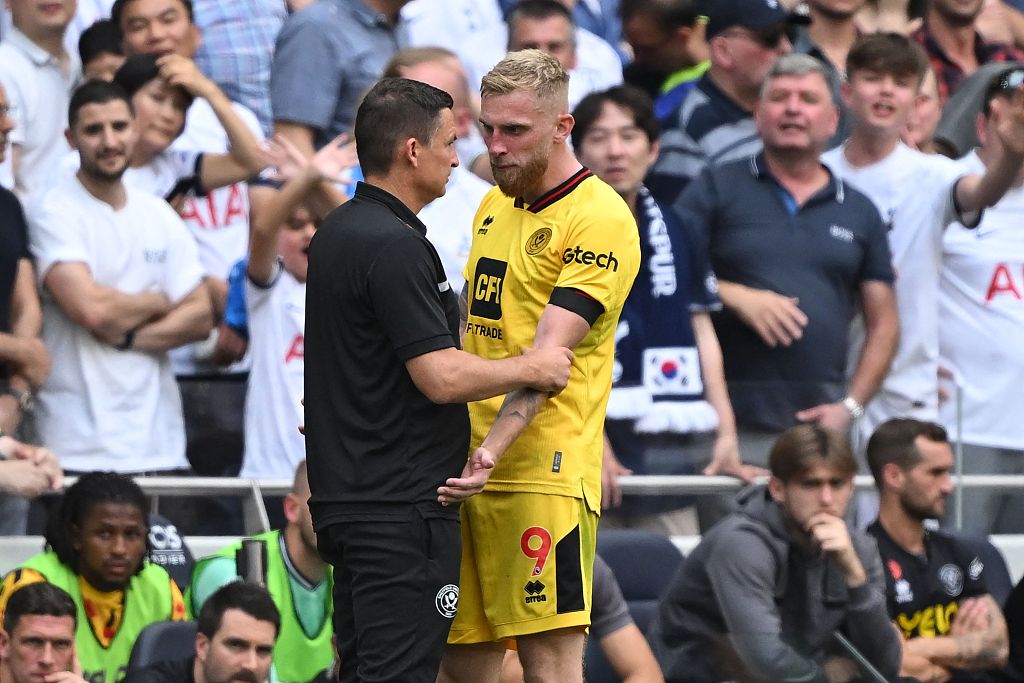 Sheffield United manager Paul Heckingbottom (L) speaks with Oli McBurnie (R) at Tottenham Hotspur Stadium in London, England, September 16, 2023. /CFP
