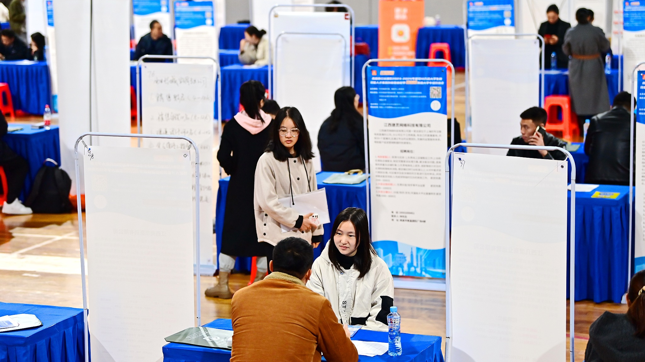 University graduates seek job opportunities at a campus recruitment event at Nanchang University in Nanchang, east China's Jiangxi Province, November 29, 2023. /CFP