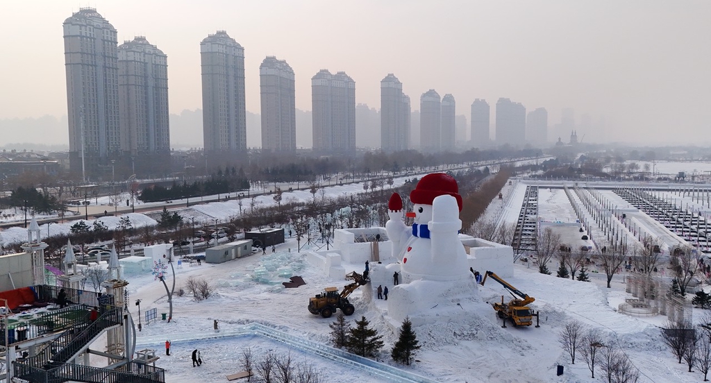 A photo shows a 20-meter-high snowman amid the skyline of Harbin, northeast China's Heilongjiang Province, on December 5, 2023. /IC