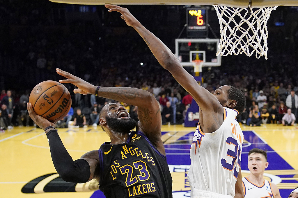 Los Angeles Lakers forward LeBron James (L) shoots as Phoenix Suns forward Kevin Durant defends during their NBA In-Season Tournament quarterfinal in Los Angeles, U.S., December 5, 2023. /CFP