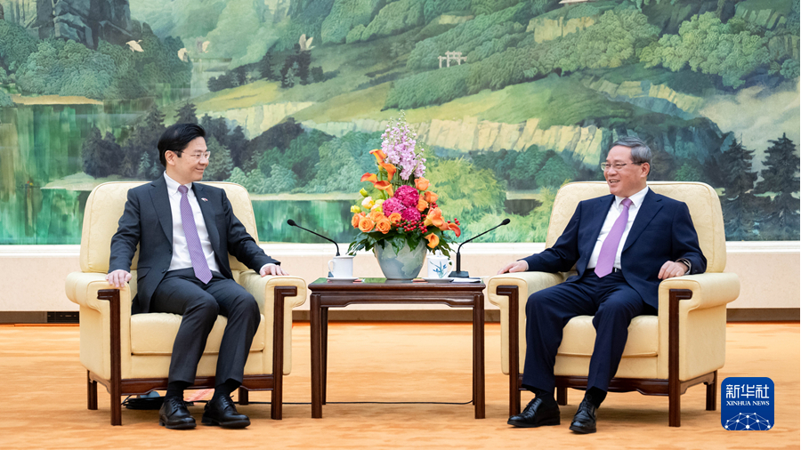 Chinese Premier Li Qiang (R) meets with Deputy Prime Minister and Minister for Finance of the Republic of Singapore Lawrence Wong in Beijing, China, December 6, 2023. /Xinhua
