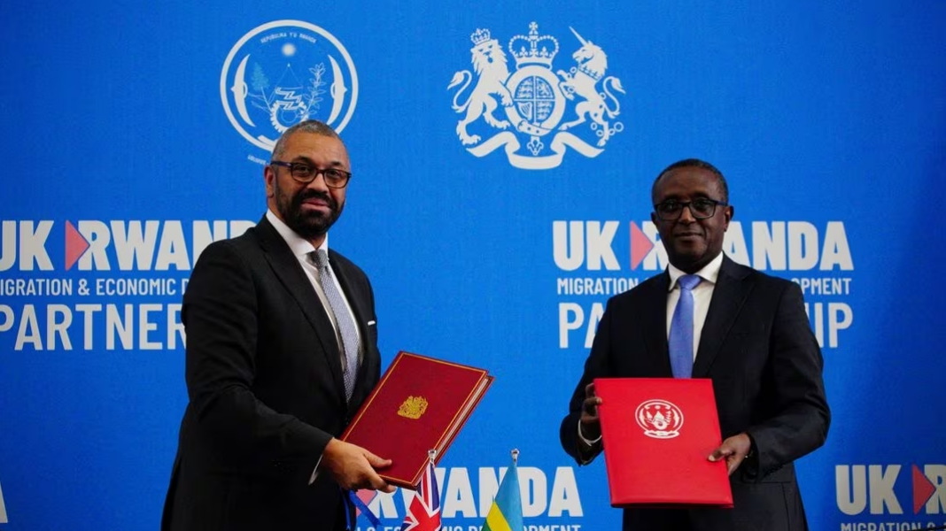 British Home Secretary James Cleverly (L) and Rwandan Minister of Foreign Affairs Vincent Biruta sign a new treaty in Kigali, Rwanda, December 5, 2023. /CFP