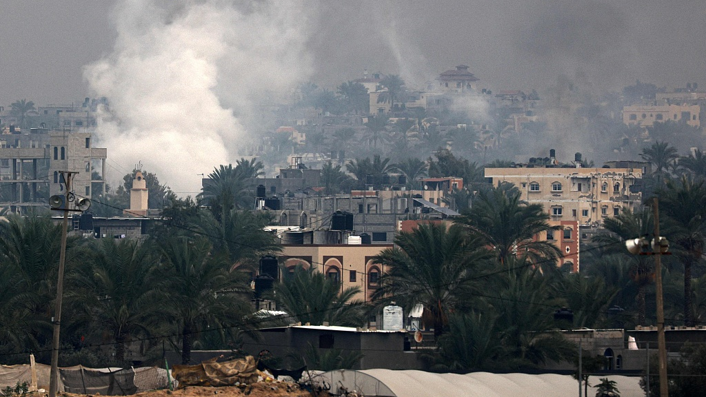 Smoke rises above buildings in Khan Younis as battles between Israel and Hamas continue, Gaza Strip, December 5, 2023. /CFP