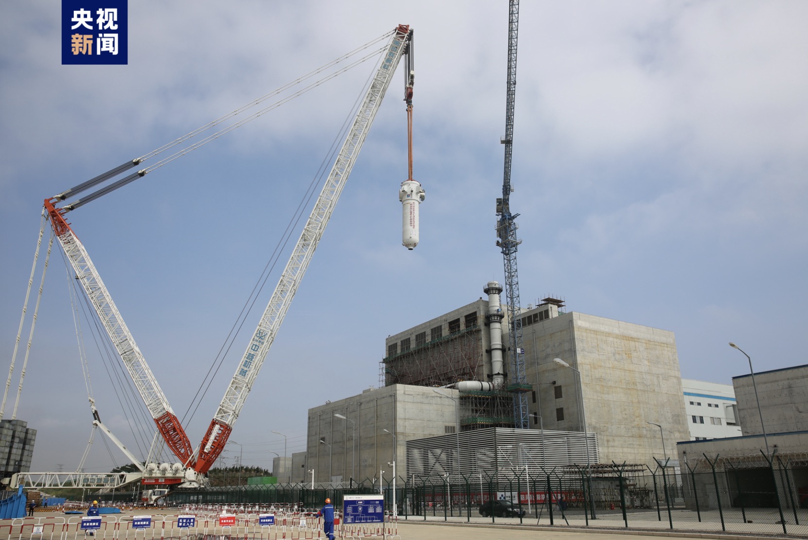 A crane lifts a pressure vessel of a HTGR for installation at the Shidaowan HTGR nuclear power plant in Rongcheng County, Weihai City, Shandong Province, east China. /CMG