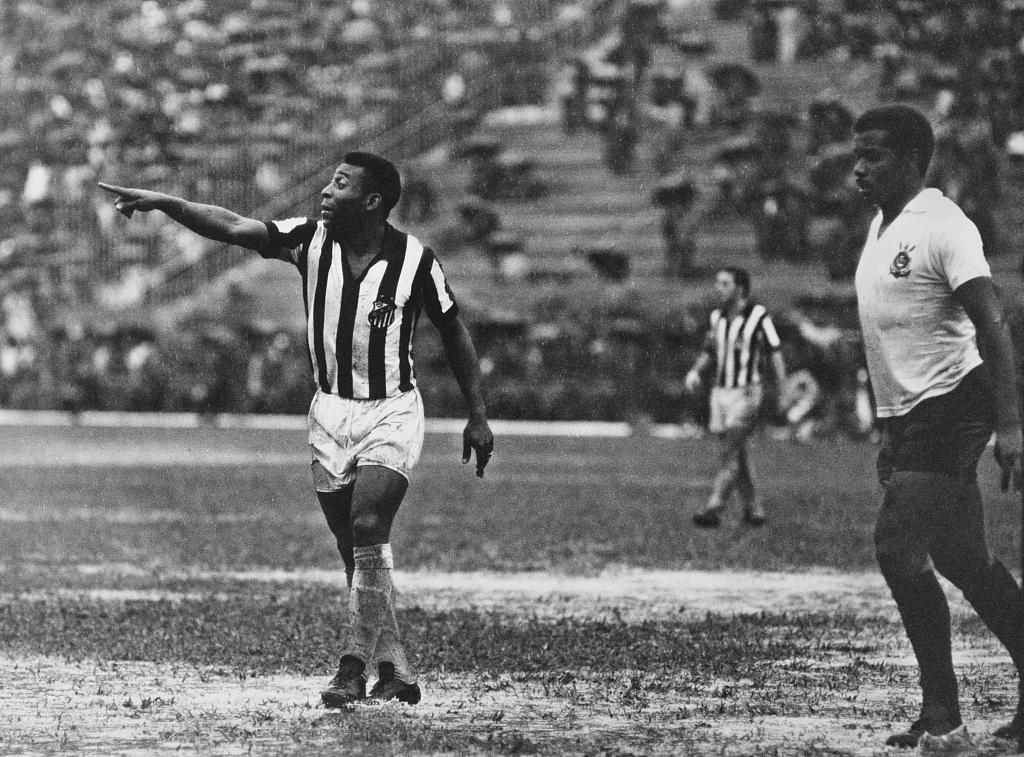 Pele in action for Santos against Corinthians at Vila Belmiro stadium in Sao Paulo, Brazil, May 25, 1969. /CFP