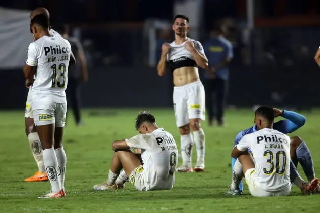 Santos players react after their loss to Fortaleza at Vila Belmiro stadium in Sao Paulo, Brazil, December 6, 2023. /CFP