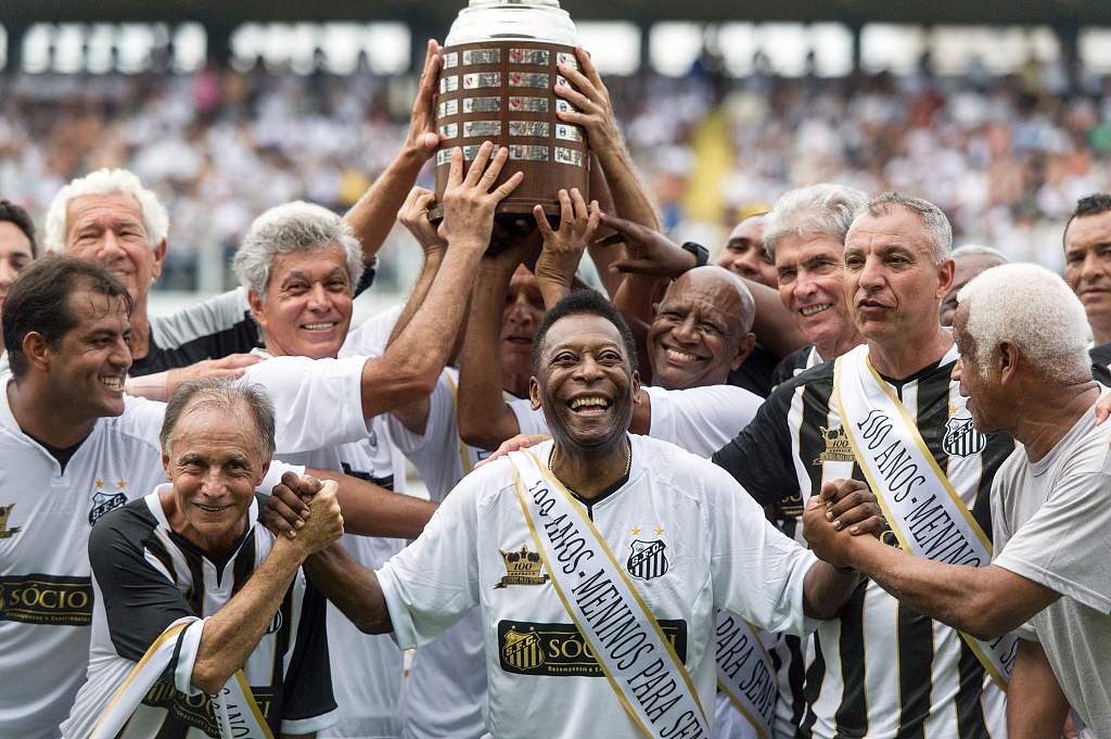 Pele (C) celebrates with former Santos teammates during the 100th anniversary ceremony of the club at Vila Belmiro stadium in Sao Paulo, Brazil, December 30, 2022. /CFP