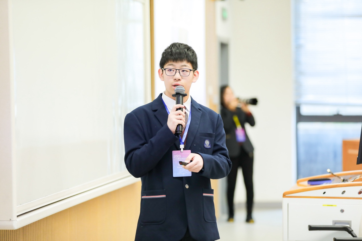 Chao Chuyan, recipient of the Biology Gold Award and Science Gold Award, presents his research at the competition. /Tsinghua University's Yau Mathematical Sciences Center