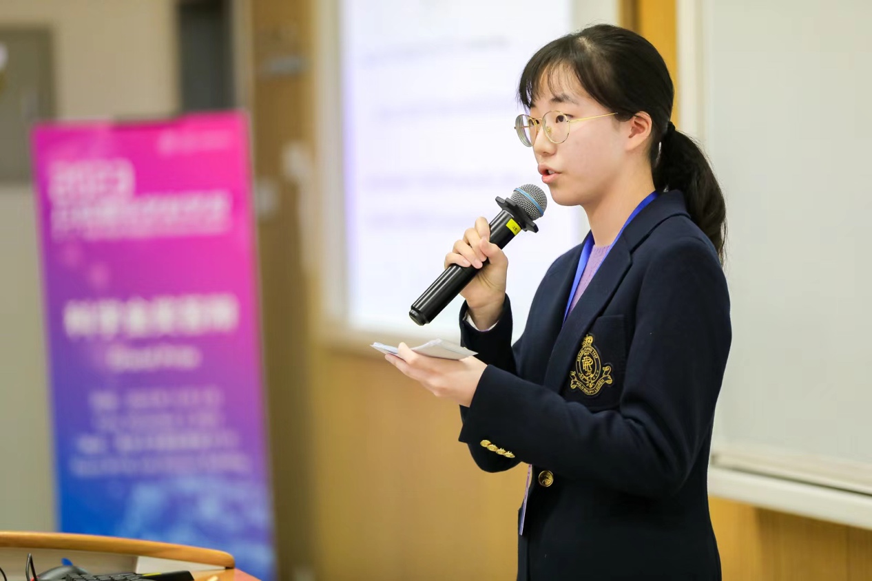 The 2023 recipient of the Mathematics Gold Award and Science Gold Award, Yu Hanzhang, delivered her research results in the final round of competition. /Tsinghua University's Yau Mathematical Sciences Center