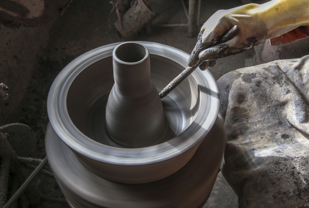 A traditional hot pot is shaped in Jishan County of Yuncheng, Shanxi on December 6, 2023. /IC