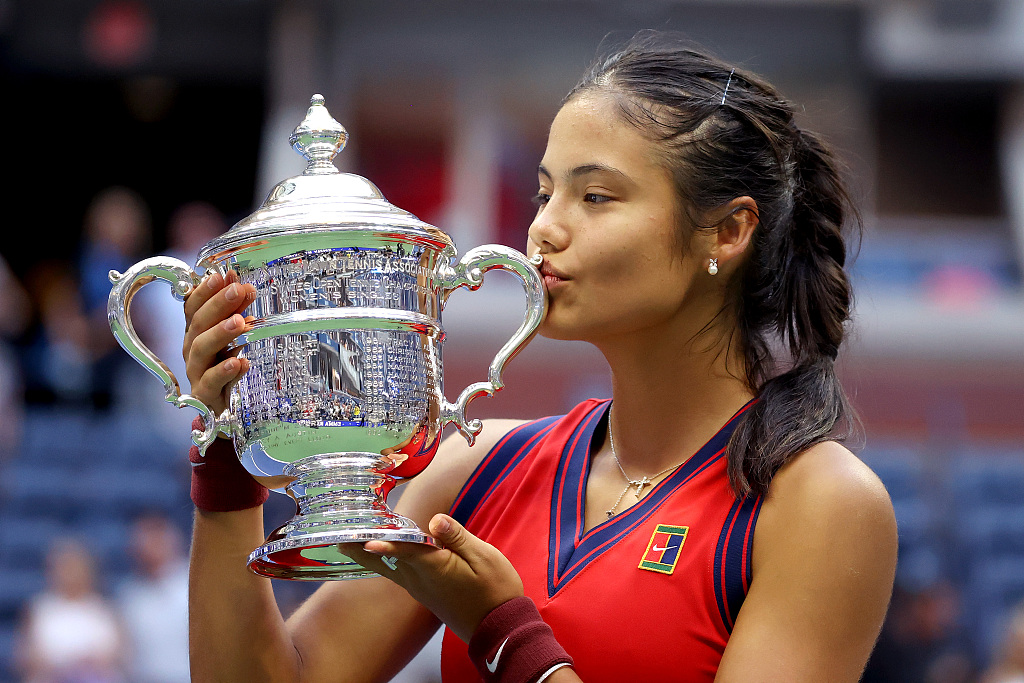 Emma Raducanu celebrates with the trophy after winning the U.S. Open title at the USTA Billie Jean King National Tennis Center in New York City, U.S., September 11, 2021. /CFP