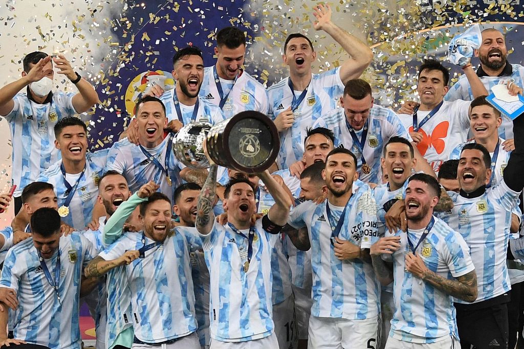 Argentina's Lionel Messi holds the trophy as he celebrates with teammates after winning the Copa America at Maracana Stadium in Rio de Janeiro, Brazil, July 10, 2021. /CFP