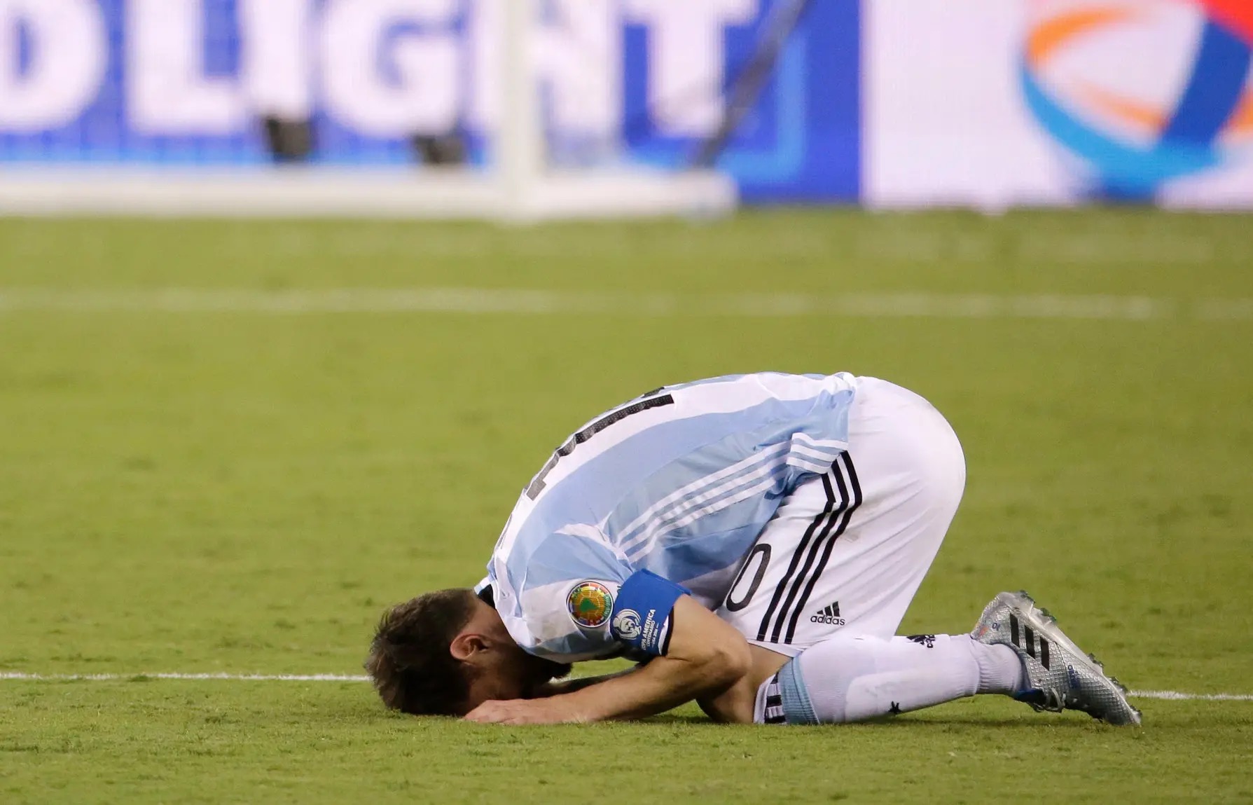 Argentina's Lionel Messi in frustration after the Copa America final at the MetLife Stadium in New Jersey, U.S., June 26, 2016. /CFP