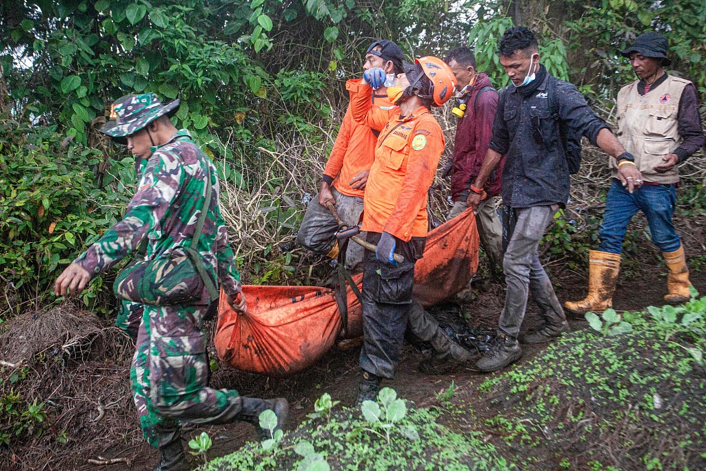 Rescuers evacuate one of the victims who died on Mount Marapi when it erupted on December 3, in Agam, West Sumatra province, Indonesia, December 5, 2023. /CFP