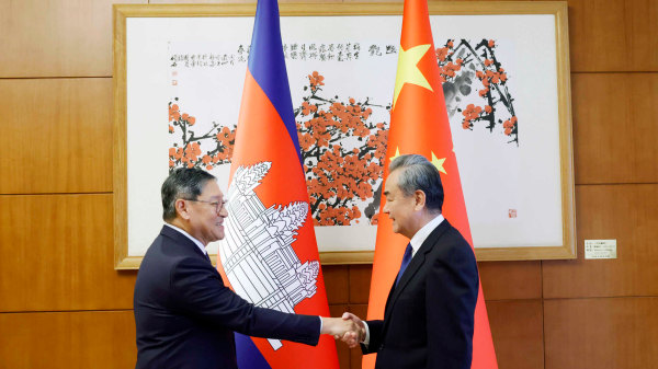 Chinese Foreign Minister Wang Yi (R), also a member of the Political Bureau of the Communist Party of China Central Committee, shakes hands with Cambodian Deputy Prime Minister and Foreign Minister Sok Chenda Sophea in Beijing, China, December 7, 2023. /Chinese Foreign Ministry