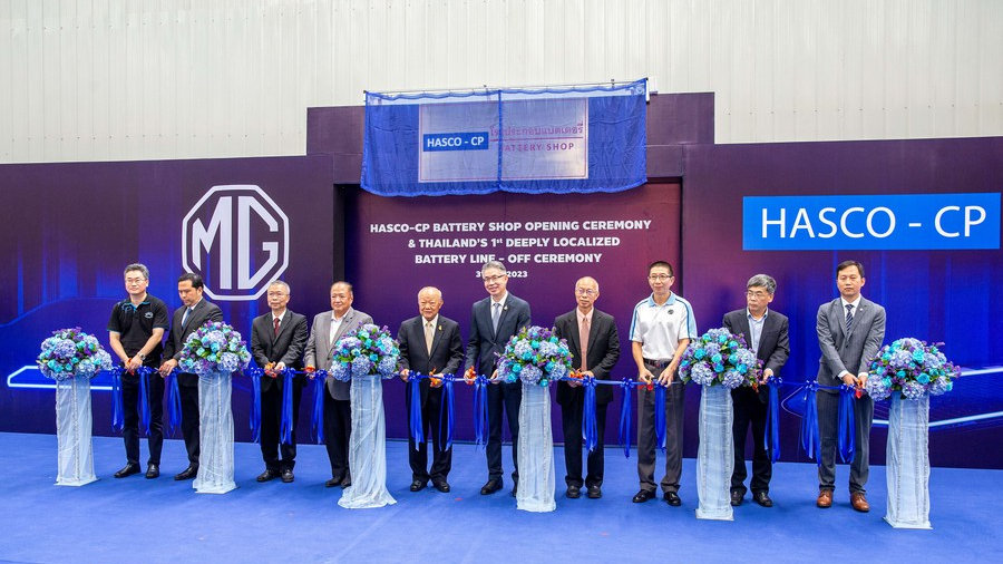 Participants including Natthaphon Rangsitphon (R5), permanent secretary of the Thai Ministry of Industry, cut the ribbon during the opening ceremony of a battery shop of Chinese carmaker SAIC Motor in Chonburi, Thailand, October 31, 2023. /Xinhua