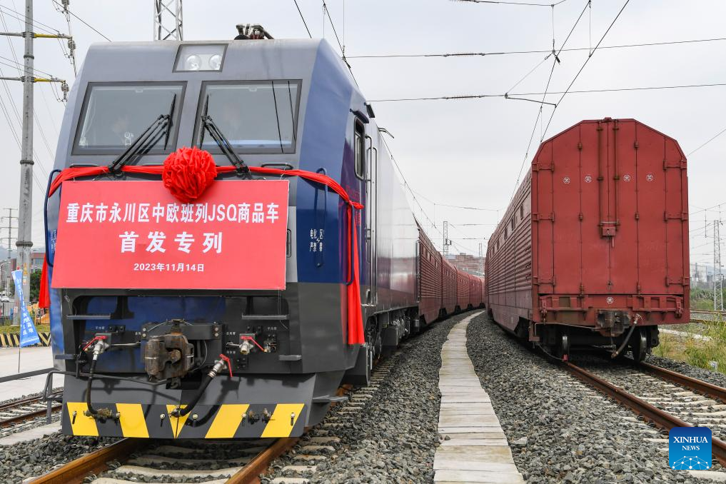 A JSQ freight train (L) preparing to depart at Langantan Station in Yongchuan District of southwest China's Chongqing, China, November 14, 2023. /Xinhua