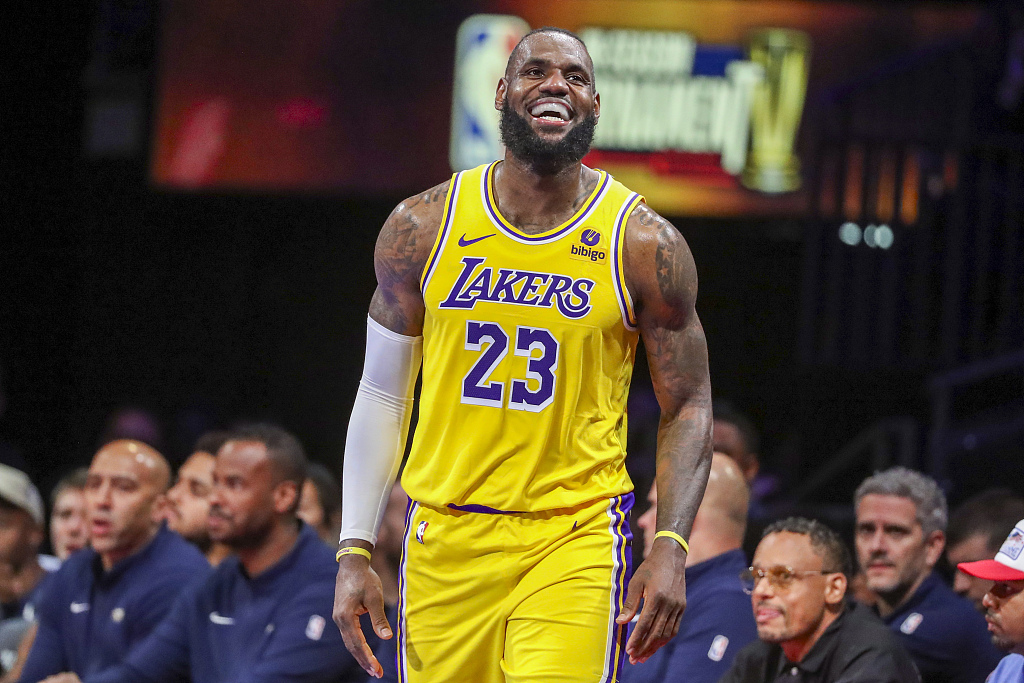 Los Angeles Lakers forward LeBron James smiles after being fouled while shooting against the New Orleans Pelicans during the NBA Cup semifinal in Las Vegas, U.S., December 7, 2023. /CFP