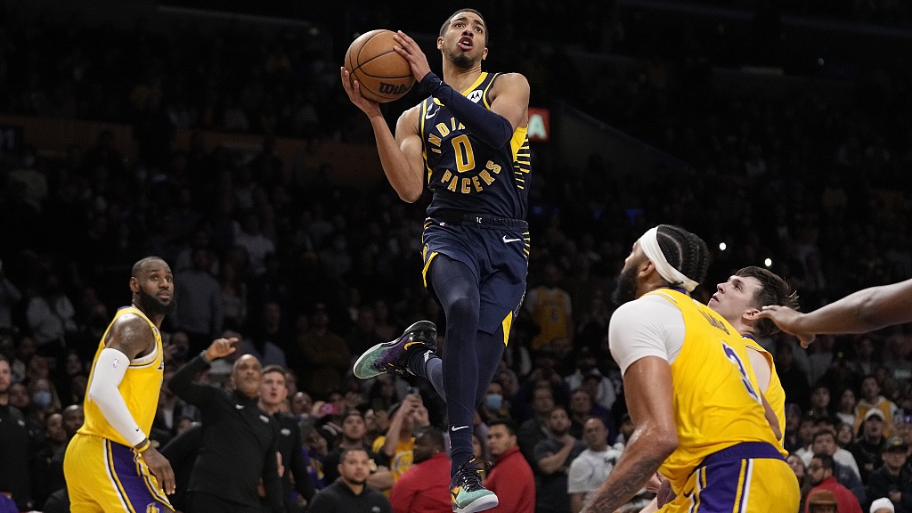 Indiana Pacers guard Tyrese Haliburton (C) shoots as Los Angeles Lakers forward LeBron James (L) watches during an NBA game in Los Angeles, U.S., November 28, 2022. /CFP